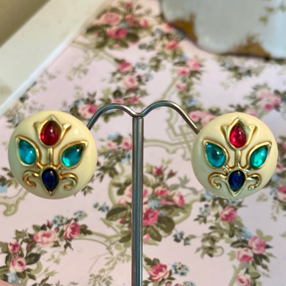 Trifari Jewelry - VINTAGE TRIFARI SIGNED MULTICOLOR GRIPOIX STYLE GLASS CABOCHON CLIP-ON EARRINGS